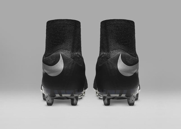 ナイキ、ブラックアッパーが特徴の「テック クラフト コレクション」発売