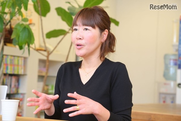 インタビューに答える高橋さん（中学1年生男子、小学4年生女子のお母さま）