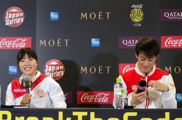 錦織圭（右）が「コカ・コーラ インターナショナル・プレミア・テニス・リーグ」記者会見で『リボンボトル』に夢中に（2016年12月4日）