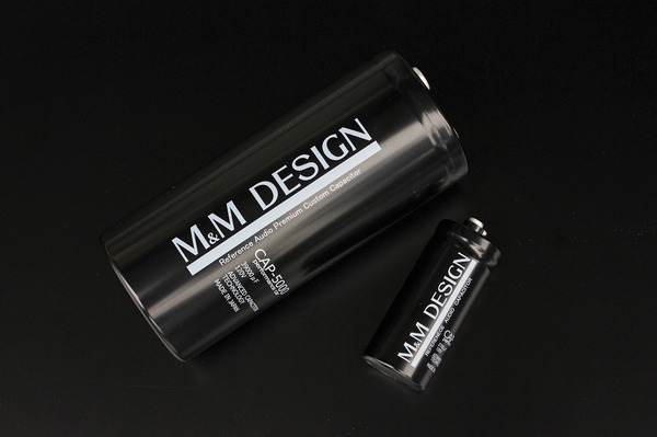 “電源強化”の定番アイテム、キャパシタ（写真は、「M&M DESIGN」のキャパシタ）。