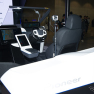 自動運転支援の未来をバーチャルに体験できる、ドライブシミュレーター（パイオニア カロッツェリアブース）