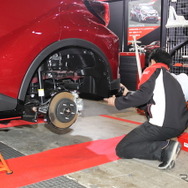 TOYOTA GAZOO Racingブースでカスタムパーツ交換を実演