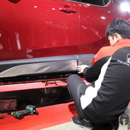 TOYOTA GAZOO Racingブースでカスタムパーツ交換を実演