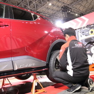 TOYOTA GAZOO Racingブースでカスタムパーツ交換を実演