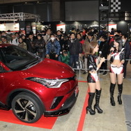 TOYOTA GAZOO Racingブースでカスタムパーツ交換を実演