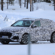 アウディ　Q8 vs Q7スクープ写真