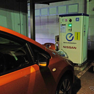 日産ディーラーの急速充電器は文字通りの急速型だが、店や装置によって充電速度に結構違いがあった。