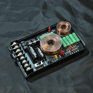 GROUND ZERO・GZUC 650SQXのパッシブクロスオーバーネットワーク。バイアンプに対応している。