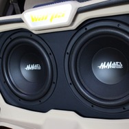 サブウーファーは12インチ×２発を組んで余裕の低音再生を目指した。バスレフエンクロージャーを採用して狙った低音を引き出す。