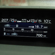センターコンソール上のディスプレイにはさまざまな運転情報を表示させることができる。たまにチラ見するようなものはここに表示させるのが良さそうだった。