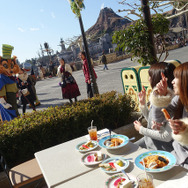 テラスで食事をすると、こんなラッキーもあるかも！／「カフェ・ポルトフィーノ」