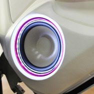 写真は、フィニッシュの素材として、「スエード」が使われた例。製作：カスタマイズファクトリーナックス（埼玉県）。