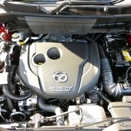 直列4気筒DOHC 2.2リッター直噴ディーゼルターボエンジン。最高出力は129kW（175PS）/4500rpm、最大トルクは420Nm（42.8kgm）/2000rpm
