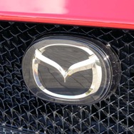 ACCの機能を司るミリ波レーダーは、フロントグリル内のマツダエンブレム内に組み込まれている