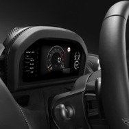 マクラーレンの新型スーパーカーの車載インフォテインメントシステム。フルとスリムの2種類のディスプレイモード