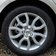 タイヤはミシュラン「Primacy HP」225/50R17。悪くはなかったが、同じミシュランの「パイロットスポーツ3」のほうがより好ましいようにも思った。