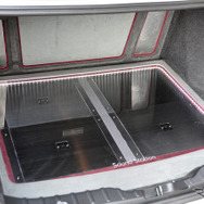 ラゲッジにはスピーカーを駆動するパワーアンプが4機。通常はカバーを乗せて普段使いにも難なく対応する