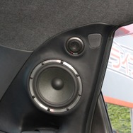 リアスピーカーもしっかりと装備する。しかもＣピラーにパネルをワンオフして取り付けるスタイルでサウンドクオリティも高めた。