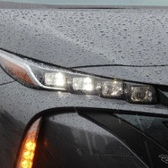 燃料電池車のミライと同じ角型のLEDヘッドライトを装備