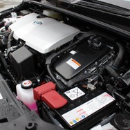 上から見ると高電圧配線を示すオレンジがほとんど見えない。補機用バッテリーはエンジンルーム内にある