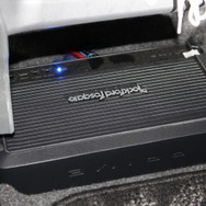 パワーアンプはロックフォード・プライムのR150×２をチョイス。外部アンプを使ってスピーカーをしっかり駆動する狙い。