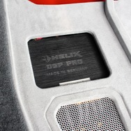 左サイドにはヘリックスのプロセッサーであるDSP-PROをビルトイン。計画したように右サイドと合わせたブラックのユニットとした。