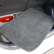 カバーを被せれば完全にフラットなラゲッジとなり、荷物の積載性のも十分確保。普段使いでも不足の無い実用性が光る。