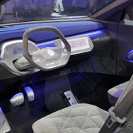 「I.D.パイロット」モードによる完全自動運転を実現するコクピット。自動運転時はステアリングが収納される