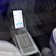 手元で操作できるインフォテイメントタブレットなどデジタル化した操作系を積極的に採用