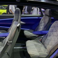 広々とした車内では大人4人がゆったり座れるセパレート型シートを採用