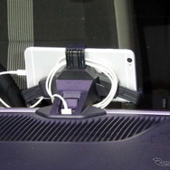 スマホ用ホルダーはダッシュボード上に組み込んで取り付けられる。中央はUSB端子