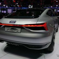 『アウディ e-tron スポーツバック・コンセプト』のリアビュー。横一の斬新なテールランプが印象的