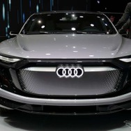 グリルの両側には約250個のLEDで構成されたライトを配して、外部にクルマの状況を知らせる役割を持たせている