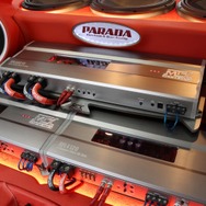 下段に２台、上段に１台のパワーアンプをインストール。大型のパワーアンプを複数台設置したスタイルはまさに圧巻だ。