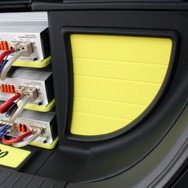 ラゲッジの形状に合わせてオーディオボードの形状もデザイン。車内にフィットさせたボックス形状もスマートで美しい。