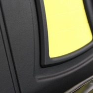 バッフル面には凹凸を加えたデザイン処理を施すなど、単なるサブウーファーの取り付け面を超える見せる処理がほどこされた。