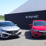 ホンダ・シビックセダン（右）とハッチバック