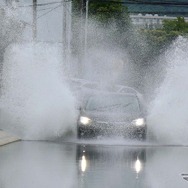 水飛沫を上げて深さ20cmの水壕に飛び込む新型インプレッサ