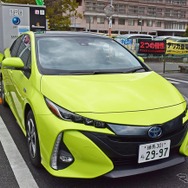 トヨタ プリウスPHV 新型で650kmを走行し、エネルギー効率を検証。写真は神奈川・相模原の三菱自動車ディーラーにて最後の急速充電をおこなっているところ。