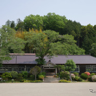 数々のドラマや映画のロケ地として使われ来たのが「旧上岡小学校」。明治時代に建てられた木造校舎で、国登録有形文化財にして済み。土日祝日のみ無料で見学できる
