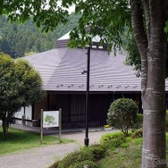 「奥久慈茶の郷公園」内にある「和紙人形美術館」。晩年を大子町での人形作りに情熱を燃やした和紙人形作家「山岡　草」氏の作品が展示されている