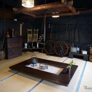 宿泊は築15 0年ほどの歴史を持つ古民家を改装して民宿とした「もっきりや」。地元食材をふんだんに使った田舎御膳を囲炉裏端で食し、五右衛門風呂にも入れる貴重な体験ができる。写真の主人と女将が毎日1組だけの贅沢なホスピタリティをしてくれる