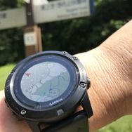 GPS稼働中の軌跡は水色ラインで表示される。赤い矢印は北を指し示す