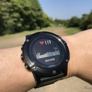 直近4時間の心拍数の推移。運動の強さを5段階で色分け表示する