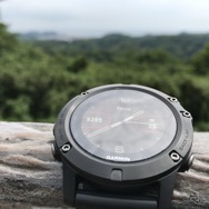 保護用のDLCコーティングを施したステンレス製ベゼルが無骨でカッコいい