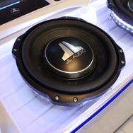 サブウーファーにはJLオーディオのTW3をチョイス。薄型ボディなので高さを抑えたエンクロージャー設計にはフィット。