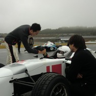 GT300のアウディR8ドライバー、藤井選手が中原さんを握手で送り出す。