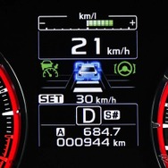 白線がない場所では車線認識が解除され、先行車に追従するためのロックオンを表示された