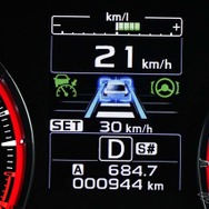 左側に「全車速追従機能付きクルーズコントロール」、右側に先「先行車追従操舵」がそれぞれグリーンで点灯させて動作中であることを表す。先行車がいる時は四角いアイコンでロックオンする
