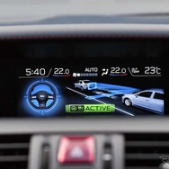 ステアリングの動きに応じてイラストも動作状況を表示。「全車速追従機能付きクルーズコントロール」「先行車追従操舵」がアクティブになっていることも表す